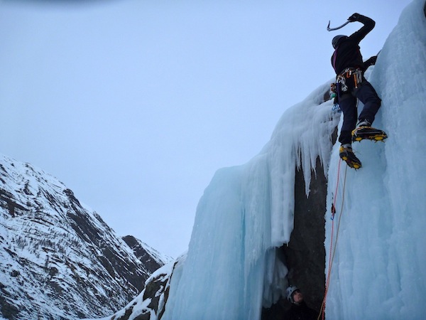 Perfectionnement cascade de glace avec 2 pompiers de Panam...